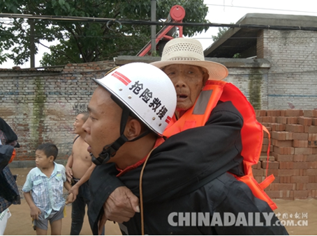 邢臺開發(fā)區(qū)遇洪災(zāi)千名群眾被困 消防挺進(jìn)一線抗洪救險
