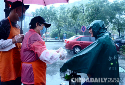 河北廊坊：大雨之下的免費(fèi)粥 溫暖一座城