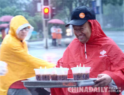 河北廊坊：大雨之下的免費(fèi)粥 溫暖一座城