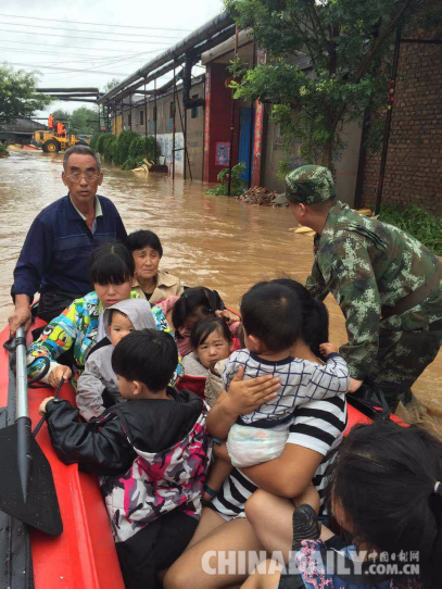 河北邢臺官兵暴雨中奮戰(zhàn)10余小時 轉(zhuǎn)移受災群眾2000余人