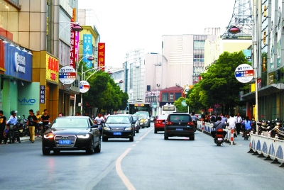 一條城市干道 何以建成13年未“開膛破肚”？