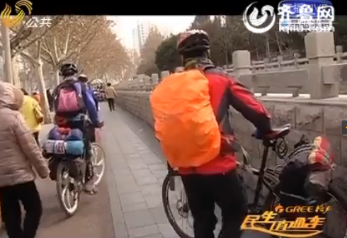 濟(jì)南：騎行男穿戴名牌路邊乞討 見記者詢問立馬離開