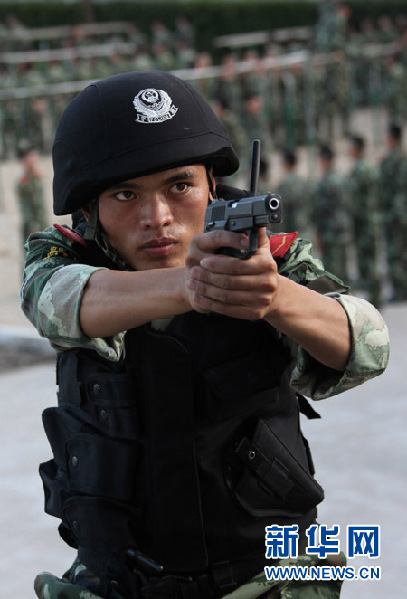烈日下，武警上?？傟?duì)苦練反劫