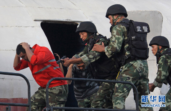 烈日下，武警上?？傟?duì)苦練反劫