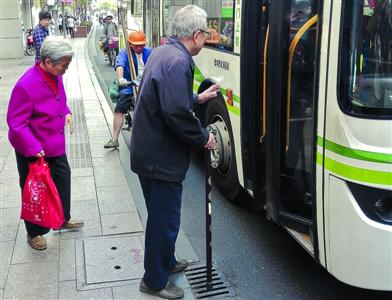 晨練、買菜、兜圈子 早班車成老人社交新平臺(tái)