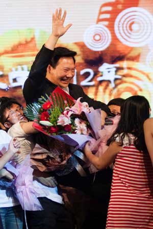 人大校長畢業(yè)晚會獻(xiàn)歌 被學(xué)生抬起拋向空中(圖)