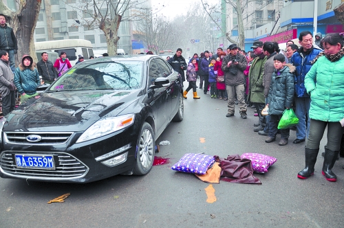 司機開車撞死男童 被誤傳二次碾軋引發(fā)群毆(圖)