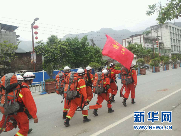 600余消防官兵徒步挺進(jìn)“孤島”寶興