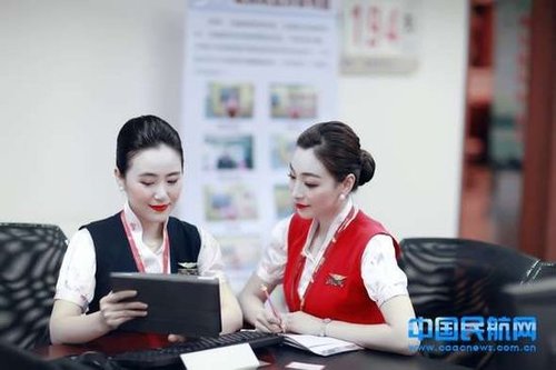深航空姐啟用流光溢彩新妝容 網(wǎng)友：太驚悚
