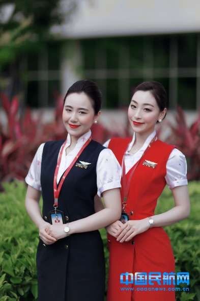 深航空姐啟用流光溢彩新妝容 網(wǎng)友：太驚悚