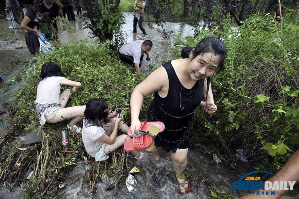 浙江海寧：高潮位達6.60米“回頭潮”席卷錢塘江鹽倉一帶 打翻數(shù)百名游客