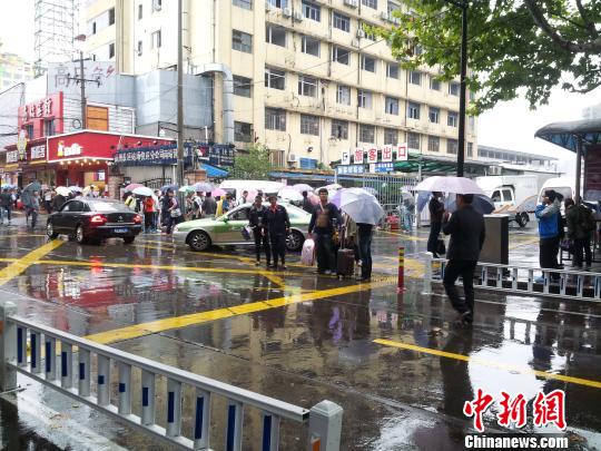 “菲特”來勢(shì)洶洶 游客“避風(fēng)頭”改行程提前返程