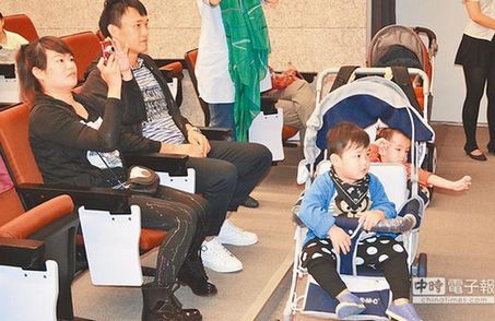 臺(tái)推出“嬰兒車電影院” 爸媽可隨意喂奶說(shuō)話(圖)