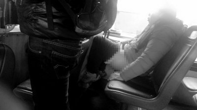 北京：女子乘公交車(chē)當(dāng)眾脫褲小便(圖)