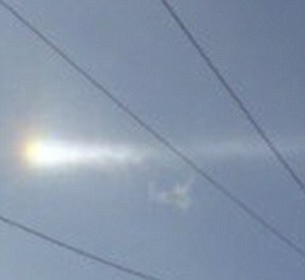 英年輕父親捕捉“白晝流星” 科學(xué)家解釋乃幻日奇觀(guān)
