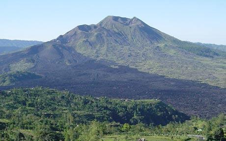 瑞典男子印尼摸黑游山 掉進100多米深火山口喪命