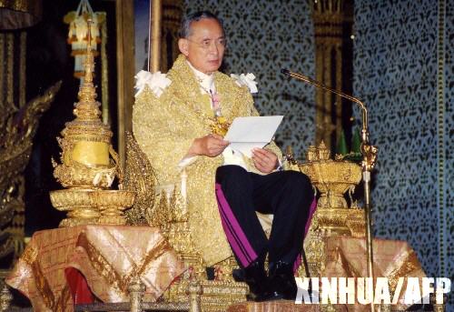 泰王慶祝登基60周年 全國公務(wù)員出家15天