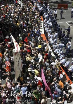 20國集團(tuán)財(cái)長會議遭3000人抗議 警察受傷