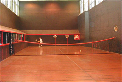 “real tennis”[室內(nèi)網(wǎng)球，又稱“純網(wǎng)球”，現(xiàn)幾乎被“l(fā)aw tennis”（草地網(wǎng)球）所取代]。