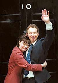 布萊爾求婚史大曝光！<br>Blair asked Cherie to say 'I do' while she scrubbed the loo