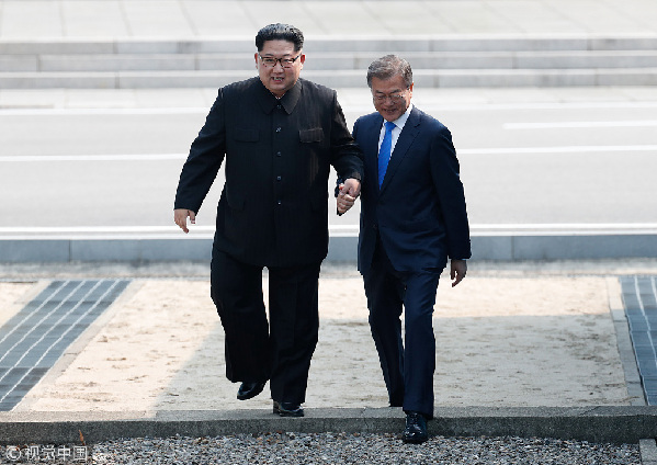 歷史時(shí)刻！金正恩跨過(guò)“三八線”與文在寅握手，還帶上了冷面！