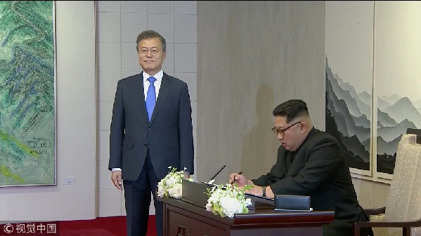 歷史時(shí)刻！金正恩跨過(guò)“三八線”與文在寅握手，還帶上了冷面！