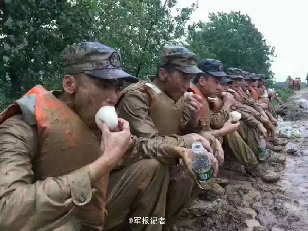 湖北抗洪前線“饅頭連”成網(wǎng)紅