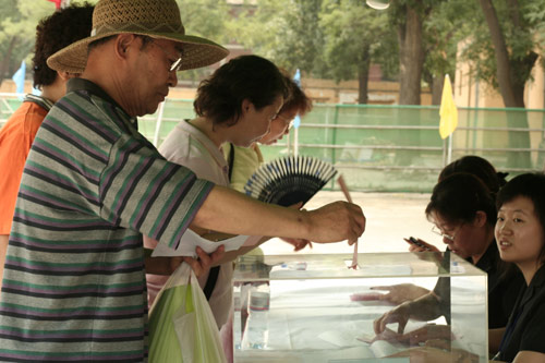 A voter casts his vote on demolishment and reconstruction of old buildings in Juixiaqiao Sub-district in Beijing, June 9, 2007. Local government and the real estate developer jointly organize the vote on Saturday to see if majority residents of over 5000 families accept the new compensation policy after failed attempts to reach an agreement through other ways. Both notary officials and supervisors are invited to monitor the vote that runs from 9 a.m. to 9 p.m. at six ballot booths. [Sun Yuqing/m.hwdly.com.cn]