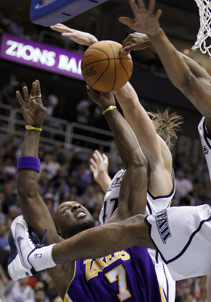 NBA：科比32分 湖人4:0橫掃爵士會師太陽