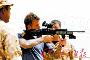 貝克漢姆訪問(wèn)駐阿英軍軍營(yíng) 客串重機(jī)槍手