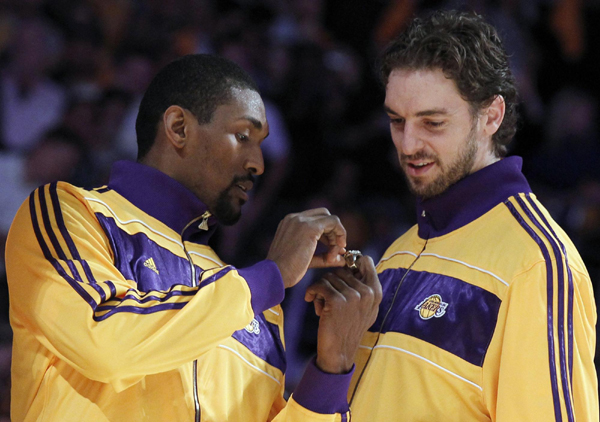 NBA：姚明復(fù)出首戰(zhàn)9分6犯離場 火箭揭幕戰(zhàn)遭湖人翻盤