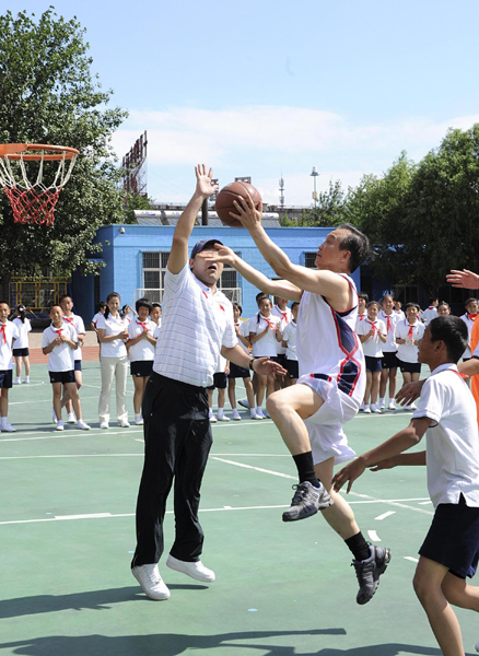 溫總理和小學生上體育課過六一
