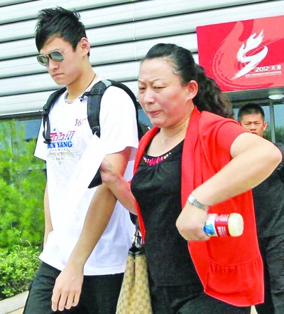 孫楊為何麻煩纏身 全因“母親溺愛”和“交友不慎”？